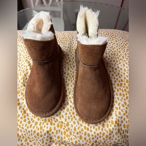 NWOT LAMO Sz 2 boots with faux fur lining.